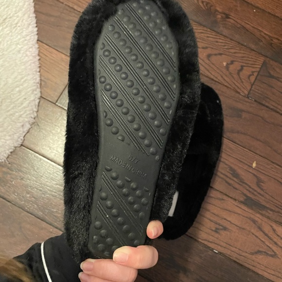 Old Navy Black Slippers - Picture 3 of 3